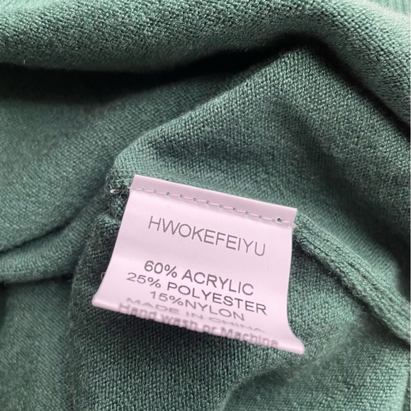 NWT Dark Green Turtleneck - Picture 4 of 15